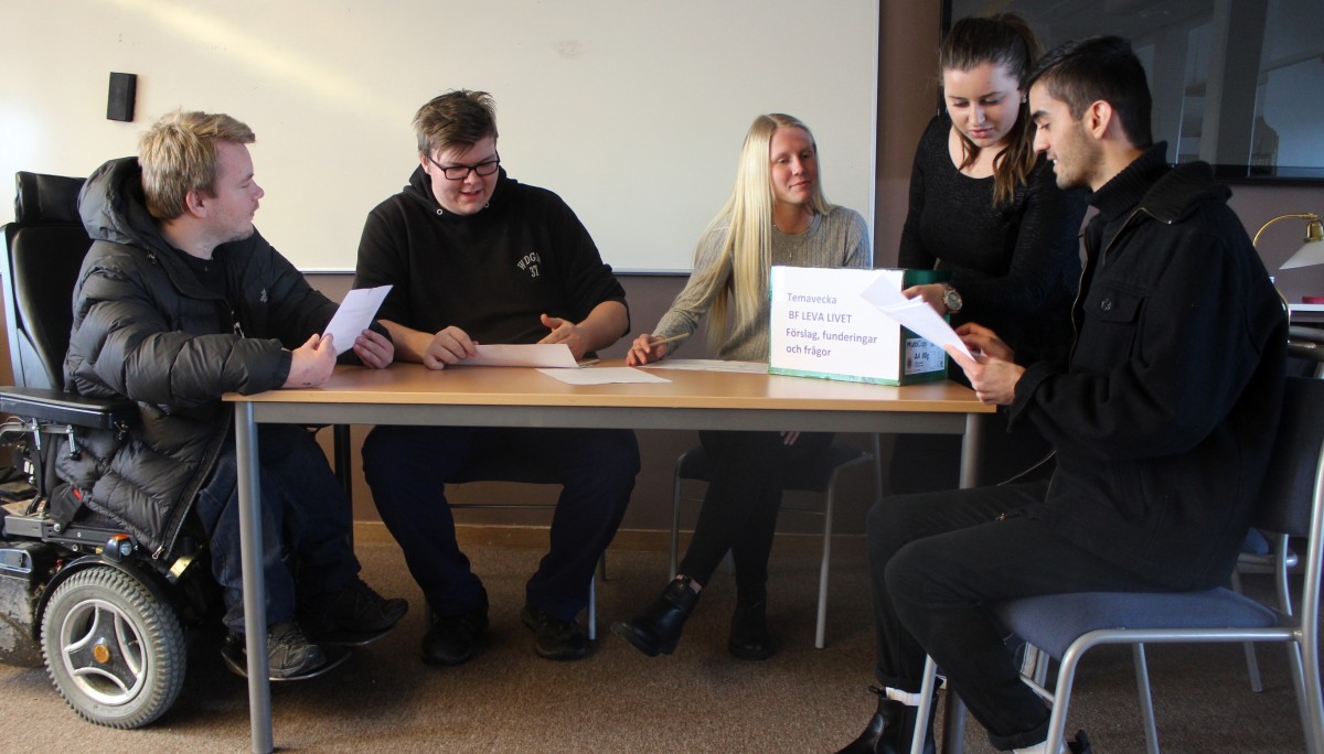 Tankar och diskussioner är många under veckan. I lådan kan man stoppa ner en anonym fundering eller fråga. Foto: Ida Lindkvist