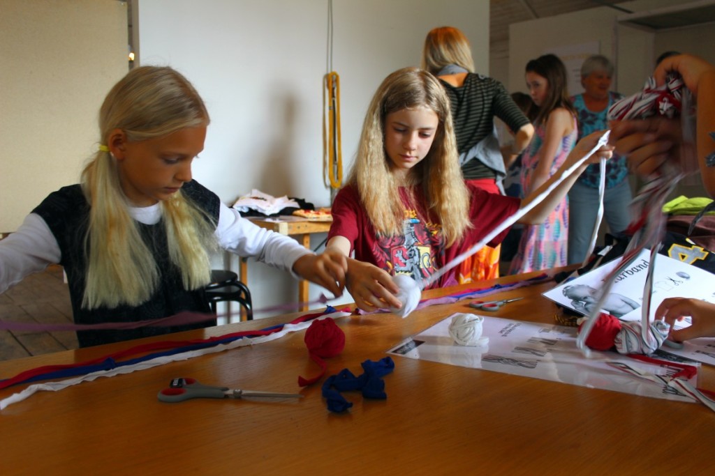 Vera och Bella gör kompisarmband. Foto: Ida Lindkvist