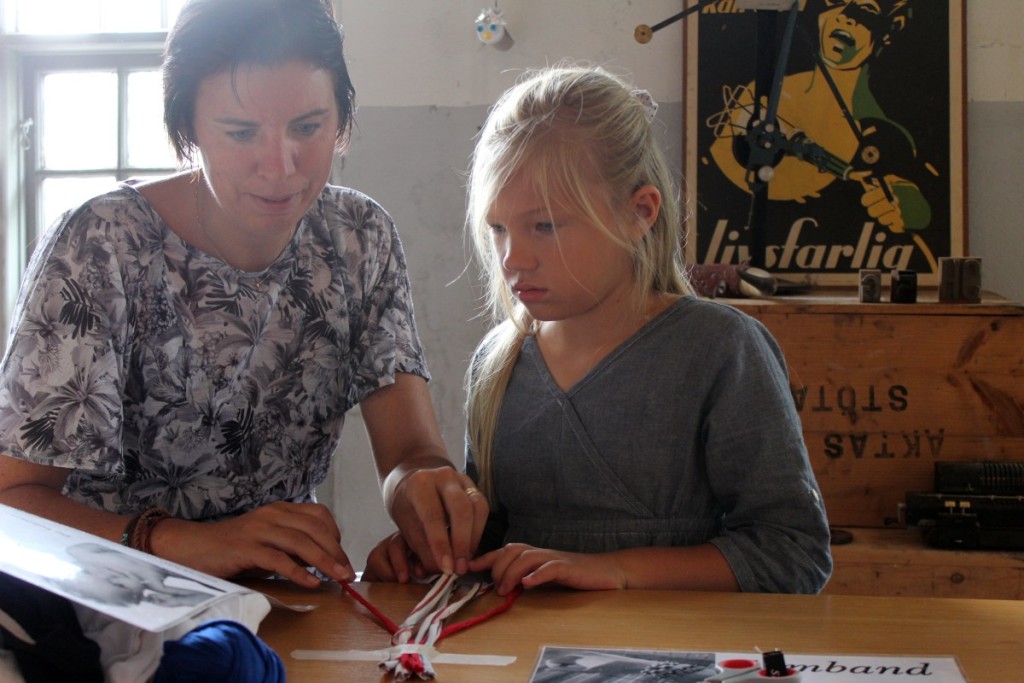 Mamma och Irma hjälps åt. Foto: Ida Lindkvist