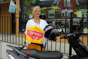 Camilla Gustafsson på Körkortscenter håller kurs för blivande mopedister och visar här en del av vad de ska ha på sig under körträningen. Foto: Hans Andersson