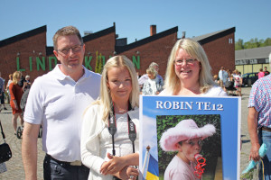 Hans-Åke, Jessica och Amanda Johnsson väntar på sonen Robin som går ut från T12. Foto: Sami Rahkonen