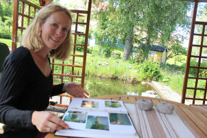 Det kommer mycket minnen när Lisa Isman bläddrar i fotoalbumet med studentbilderna. Foto: Hans Andersson