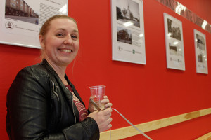 Sara Sporre från biblioteket gav Linde Fornminnes- och hembygdsförening beröm för hur aktiv den är för att hålla det kollektiva minnet vid liv. Foto: Hans Andersson 