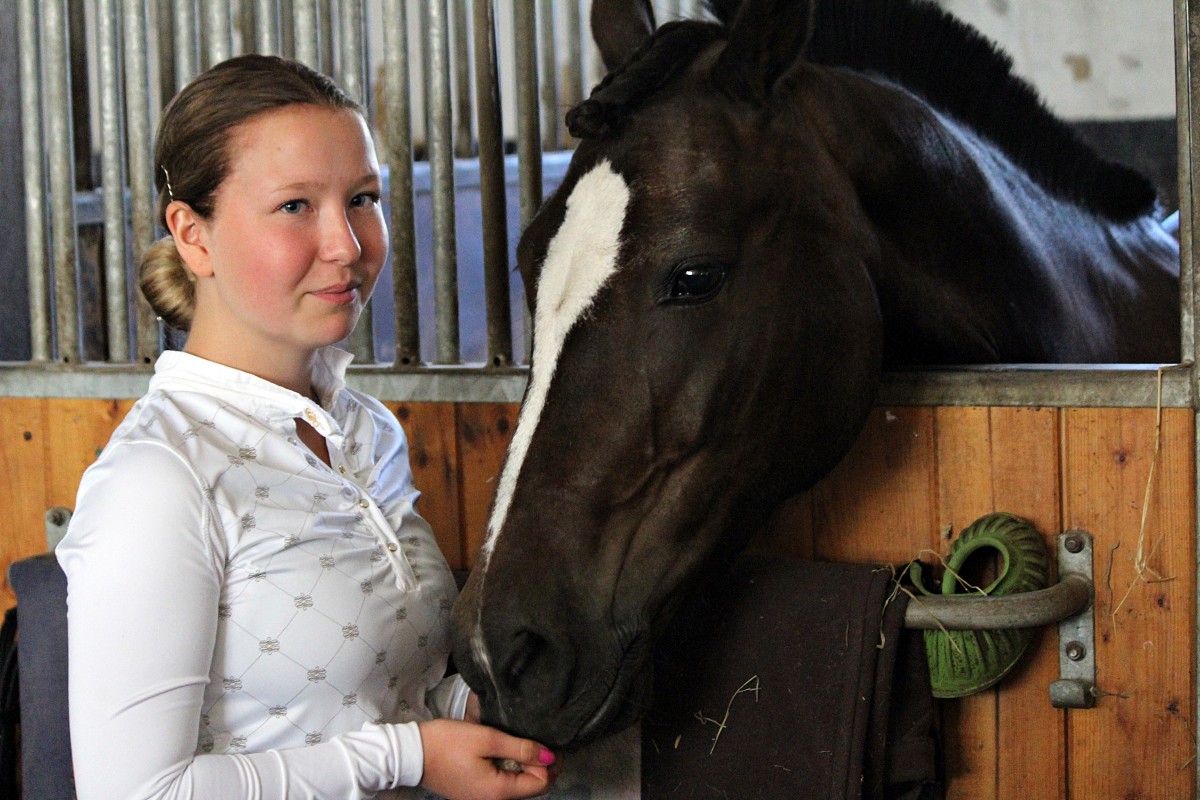 Wilma tillsammans med sin dressyrkompis. Foto: Ida Lindkvist