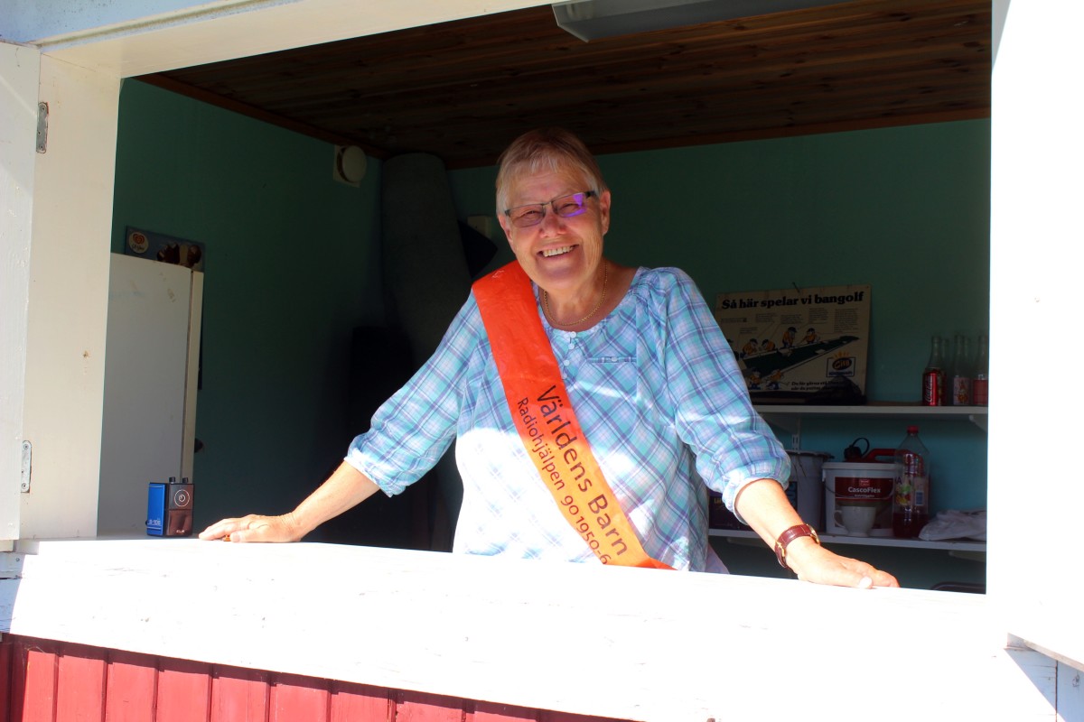 Gunvor Larsson sköter minigolfen. Foto: Ida Lindkvist
