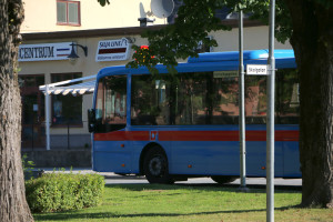 En del av Flugparkens östra sida skall asfalteras och fungera som tillfällig lösning för kollektivtrafiken under byggtiden. Foto: Fredrik Norman