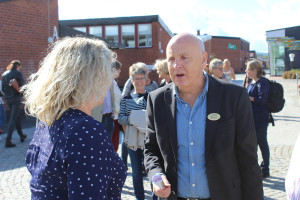 Bland det sista som avgående gymnasiechefen Leif Lindström fått göra är att guida återvändande elever. Foto: Hans Andersson