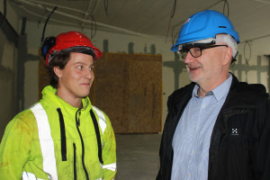 Tommy Allström tillsammans med Sebastian Persson - en av dem som bygger en ny relax-avdelning på badhuset. Foto: Hans Andersson