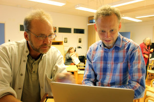 Anders Persson och Niklas Högberg från folkrörelsen Omställning Sverige inspirerade och provocerade på ett möte i Lindesberg. Foto: Hans Andersson