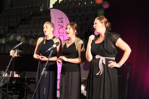 Lena Ehnvik, Anna-Karin Gillberg Ericsson och Rebecka Sternberg lät höra att skolans sångelever nu erövrat andra scener utanför Lindesberg. Foto: Hans Andersson