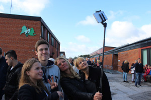 Sofia Wiberg, mentor i klass NA14, samlade Simon Sandin och klasskompis för en selfie. Foto: Hans Andersson 