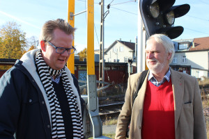 Naturligtvis träffar Anders Ceder bekanta, när han ger sig ut i Lindesberg - den här gången Christian Kokvik - körsångare, psykolog och M-politiker. Foto: Hans Andersson