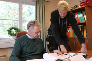 Det är stor ålders-spridning på Storå Rör. Unge Rickard Windahl diskuterar ett uppdrag med VD Stefan Olsson Arrestad. Foto: Hans Andersson