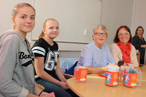 Meja Stjärnlöf och Lydia Lindroth åttondeklassare på Fröviskolan kunde tillsammans med Maud Nilsson från Rädda Barnen och Fia Thors kamratstödjare på skolan konstatera att förra årets resultat mer en fördubblades. Foto: Hans Andersson