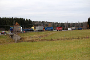 Totalstoppet orsakade snabbt långa köer. Vid 10-tiden kunde man växelvis börja släppa fram trafiken igen. Foto: Ida Lindkvist