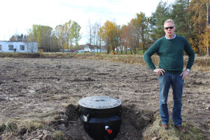 "Vår solfångare", säger Stefan Olsson Arrestad när han visar fältet som producerar jordvärme. Foto: Hans Andersson