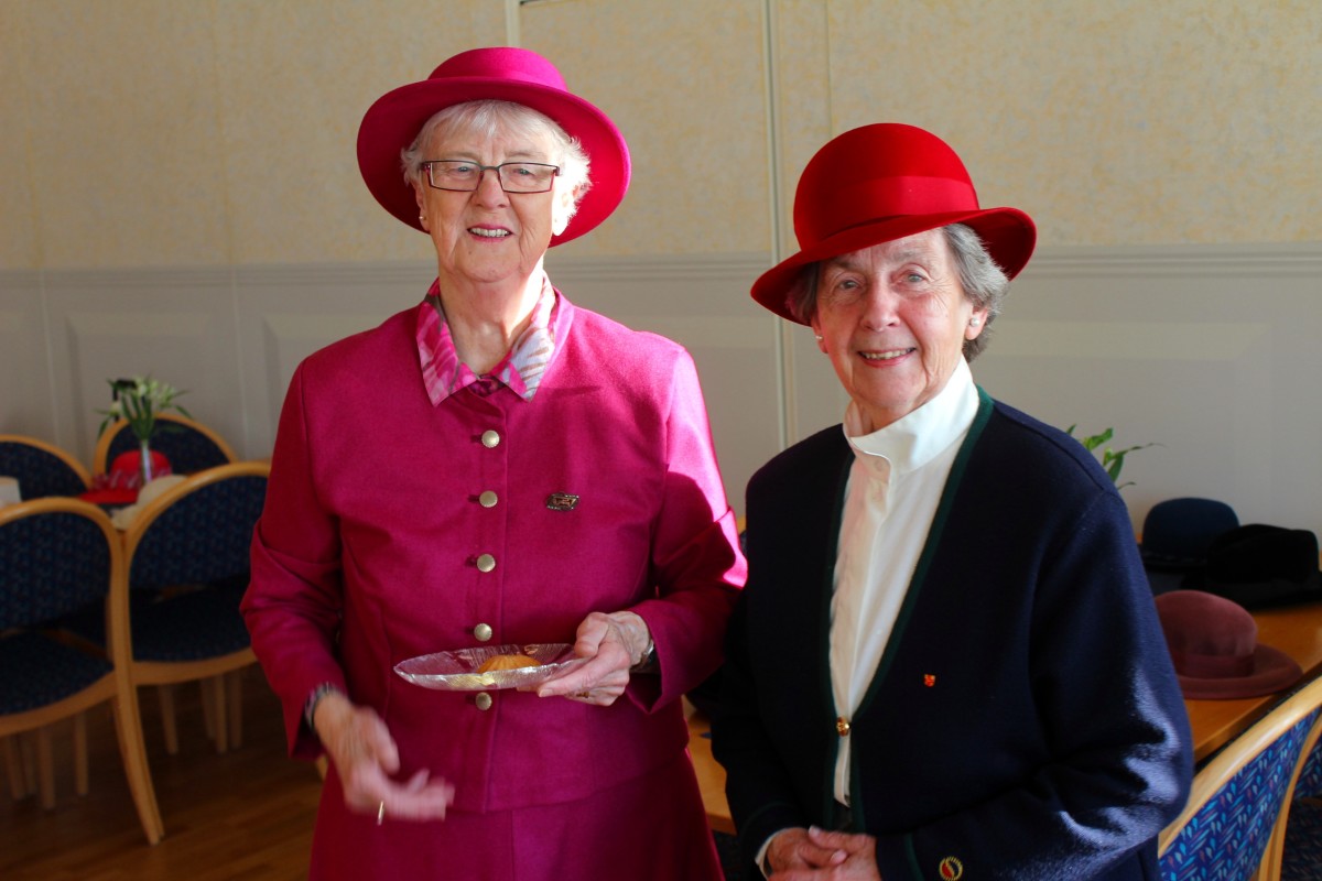 Ulla-Britt Strandberg och Marianne Ohlsson poserar i sina hattar. Foto: Ida Lindkvist