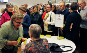 Bodil Malmsten signerar boken "Det här är hjärtat" åt Bodil Grek. Foto: Lotta Persdotter