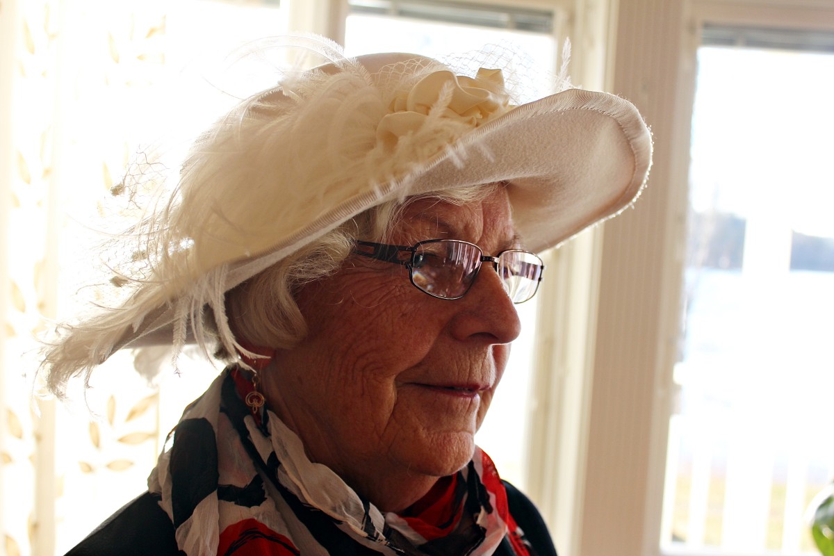 Ing-Marie Larsson i sin egengjorda hatt. Foto: Ida Lindkvist