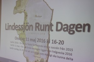 Det kommer att hända igen ! Hundratals besökare går Lindessjön runt. Datum - 11 maj. Foto: Hans Andersson