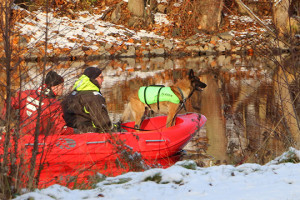 Polishunden har hjälpt teamet att ringa in ett par platser längs sträckan. Foto: Fredrik Norman