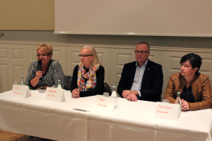 Kommunalrådet Irja Gustavsson och hennes kollegor - Margareta Eriksson från Nora, Hans Jildesten från Storfors och  Ewa-Leena Johansson, Ljusnarsbergs kommun. Foto: Hans Andersson