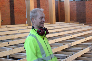 Elektrikern Conny Karlsson har många dragningar och installationer som ska göras - det här är ett jobb som han gillar. Foto: Hans Andersson