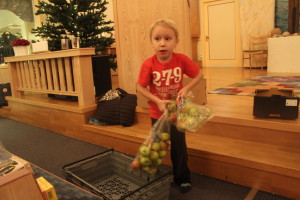 Oskar Ökvist, 5 år, är också med och hjälper till. Foto: Ida Lindkvist