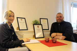 Ann-Sofie Gunnarsson och Henrik Carlzon kan visa diplom på att Jardlers Åkeri både står för sunda transporter och en god ekonomi. Foto: Hans Andersson