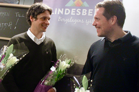 Jonas Blom och Johan Svensson Lindesbergs Bygg hyllades först med blommor som en av tre DI-Gaseller i Lindesberg. Nu kan de också titulera sig som "Årets Företagare".  Foto: Hans Andersson