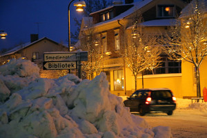 Snöhögarna i vissa korsningar innebär kraftigt försämrad sikt för trafikanterna. Foto: Fredrik Norman