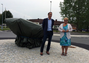 Platschef på Meritor, Tomas Bäckman, i sällskap med kommunalrådet Irja Gustavsson strax innan konstverket offentliggörs. Foto: Camilla Lagerman