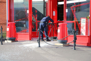 Polisen gör en teknisk undersökning av brottsplatsen. Foto: Fredrik Norman