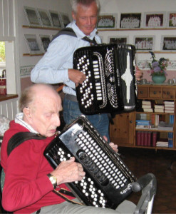 Tord  Inglann och Rune Englund bjöd på dragspelsmusik.