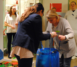 Verksamhetschef Lena Göransson tar emot en av de nio kassarna med leksaker. Foto: Maria Andréasson, Region Örebro Län