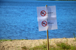 För drygt en vecka sedan "stängdes" badet sedan man uppmätt höga halter tarmbakterier i vattnet. Foto: Fredrik Norman