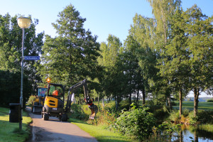 Sedan i förra veckan har kantskärning pågått, för att frigöra den yta som skall asfalteras.